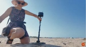 Песчаный берег усыпан всякими предметами и не только.