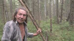 Уникальный житель деревни в глубинке. В деревне живут только две семьи. Деревня в лесах. Место силы.