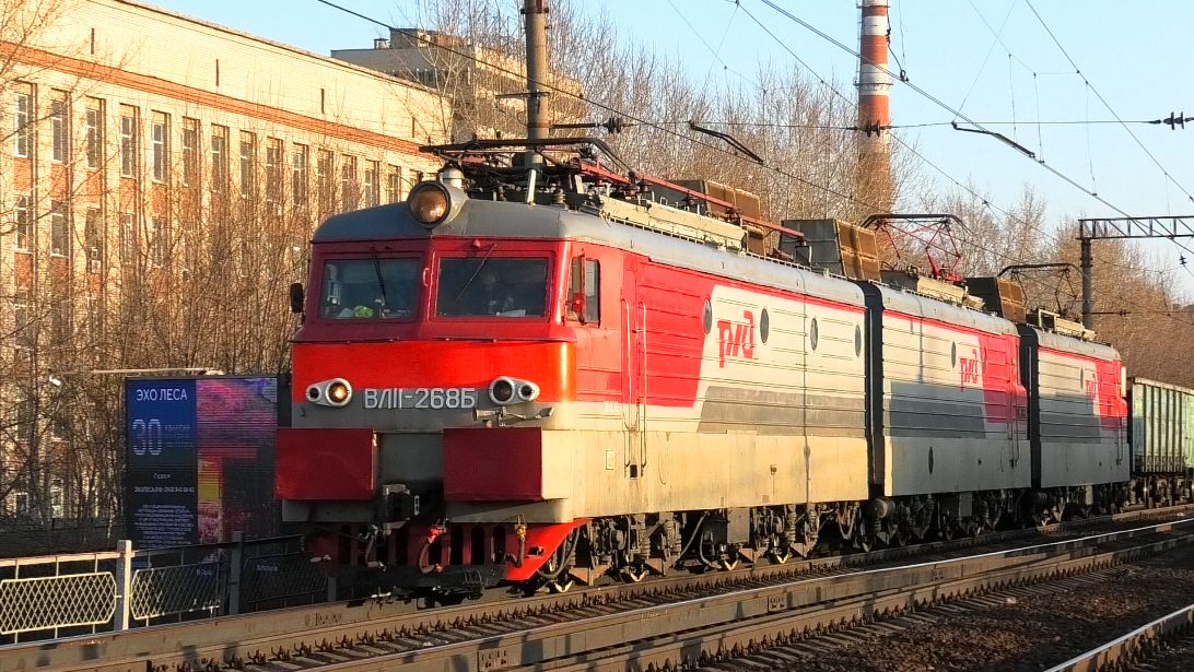 ВЛ11-268/338 А с грузовым поездом следует через о.п. Первомайская