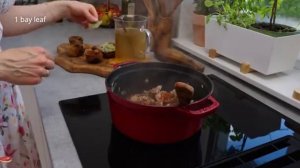 Свиной гуляш с квашеной капустой – настолько вкусное блюдо, что его подают каждый день!