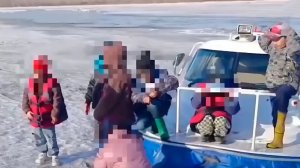 Спасатели эвакуировали детей со льдины в казахстанском городе Семей