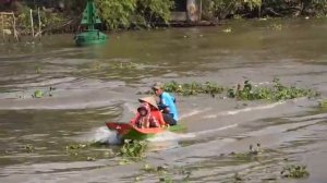 Люди, живущие на небольшой реке.