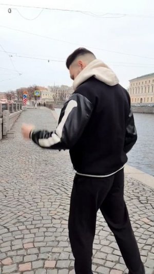 ТАНЦОР САША ТАНЦУЕТ НА НАБЕРЕЖНОЙ РЕКИ ФОНТАНКИ