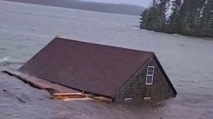 Несколько домов было смыто приливными волнами во время шторма в штате Мэн, США.