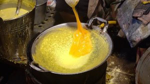 Жареное яйцо в обертке — уличная еда Бангкока