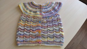 Жилетка спицами для девочки на 2-3 года без швов.