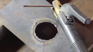 Как вырезать ровное отверстие в металле электродом