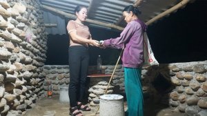 Наловила рыбы на продажу. Накормила бездомных людей. Серия 21. Се