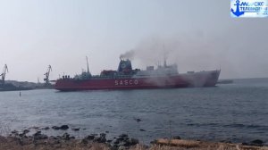 Взлёт вертолёта и заход дизель-электрохода Сахалин-10 в акваторию торгового порта города Холмск