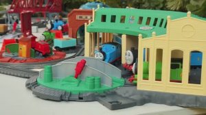 Для детей. Паровозик томас и его друзья. Игрушки для детей. паровозики двигаются по железной дороге