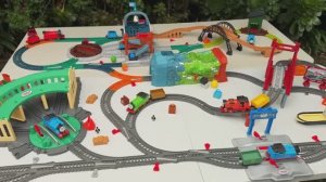 Для детей. Паровозик томас и его друзья. Игрушки для детей. паровозики двигаются по железной дороге