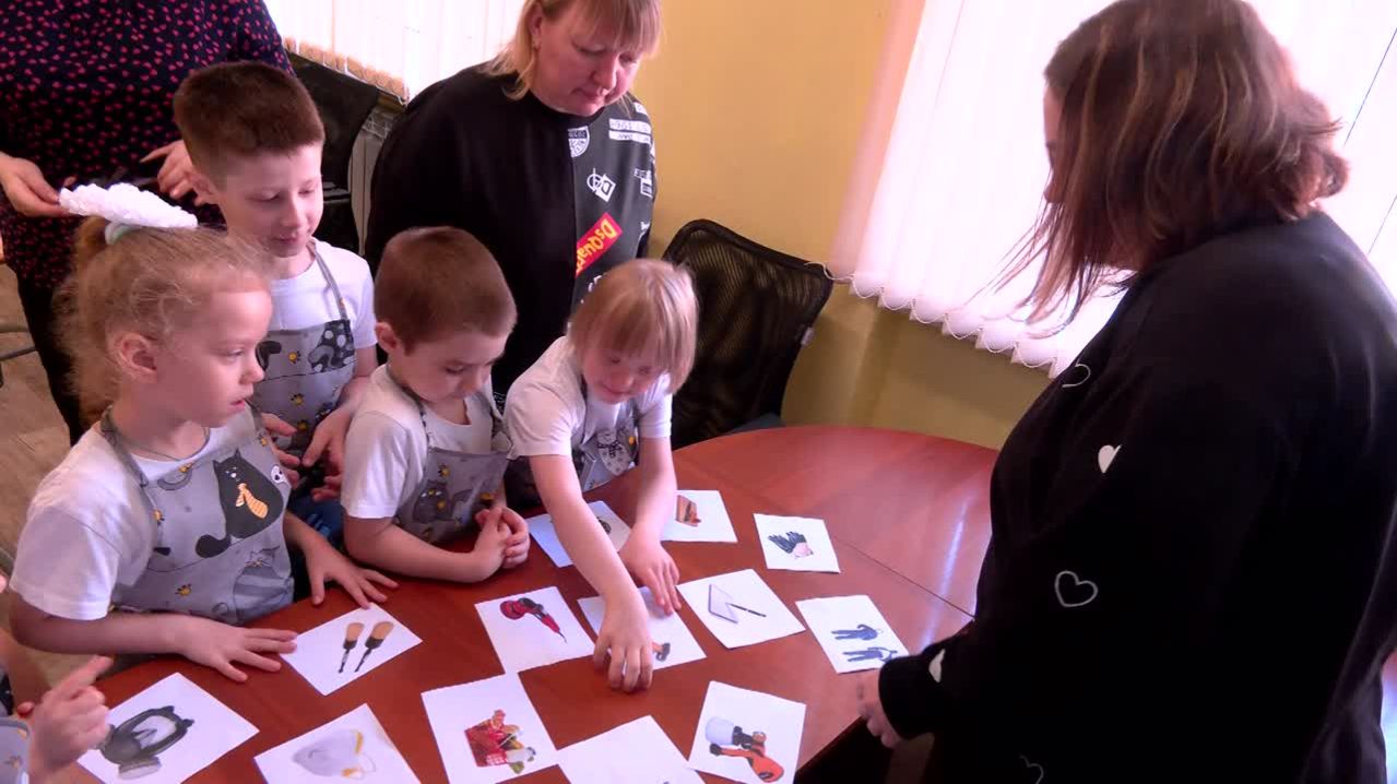 Раскрасить макет машины, сшить чехол для телефона. В Костроме соревновались самые юные профессионалы