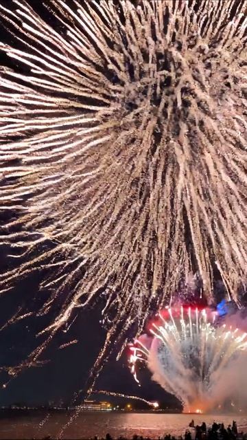 Фейерверк над водой: красота и волшебство! #фейерверк #праздник #ночь
