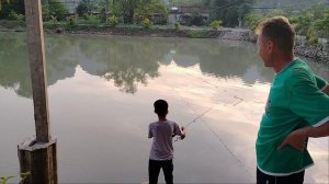 Один рыбак учит другого ловить рыбу)