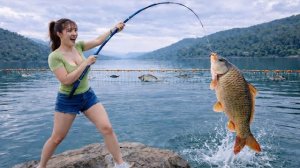 Деревенская девушка ловит рыбу и забрасывает сети. Ловит крупного карпа и продает на рынке. Вьетнам