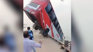 Шокирующее видео падения автобуса с пассажирами в реку в Бангладеш