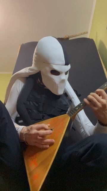 Никто играет
на балалайке новый трек