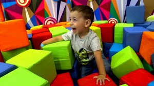 Эрик и Марк играют на батуте