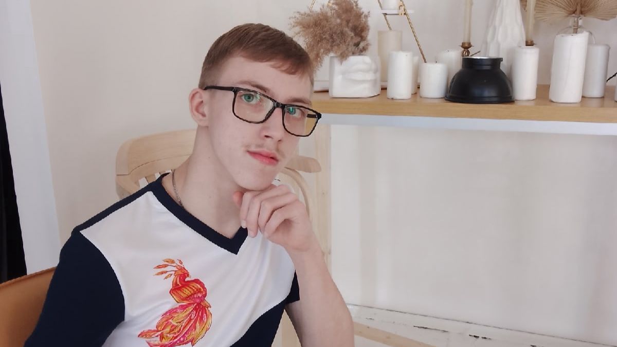 Корреспондент из районной газеты берёт у меня интервью о моей книге