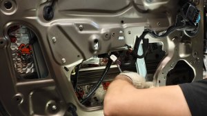 Прикатывание виброизоляции Шумоff в нише двери