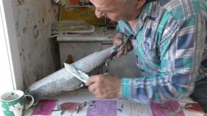 Срезать чешую с кеты ножом . Ни мусора ,ни слизи