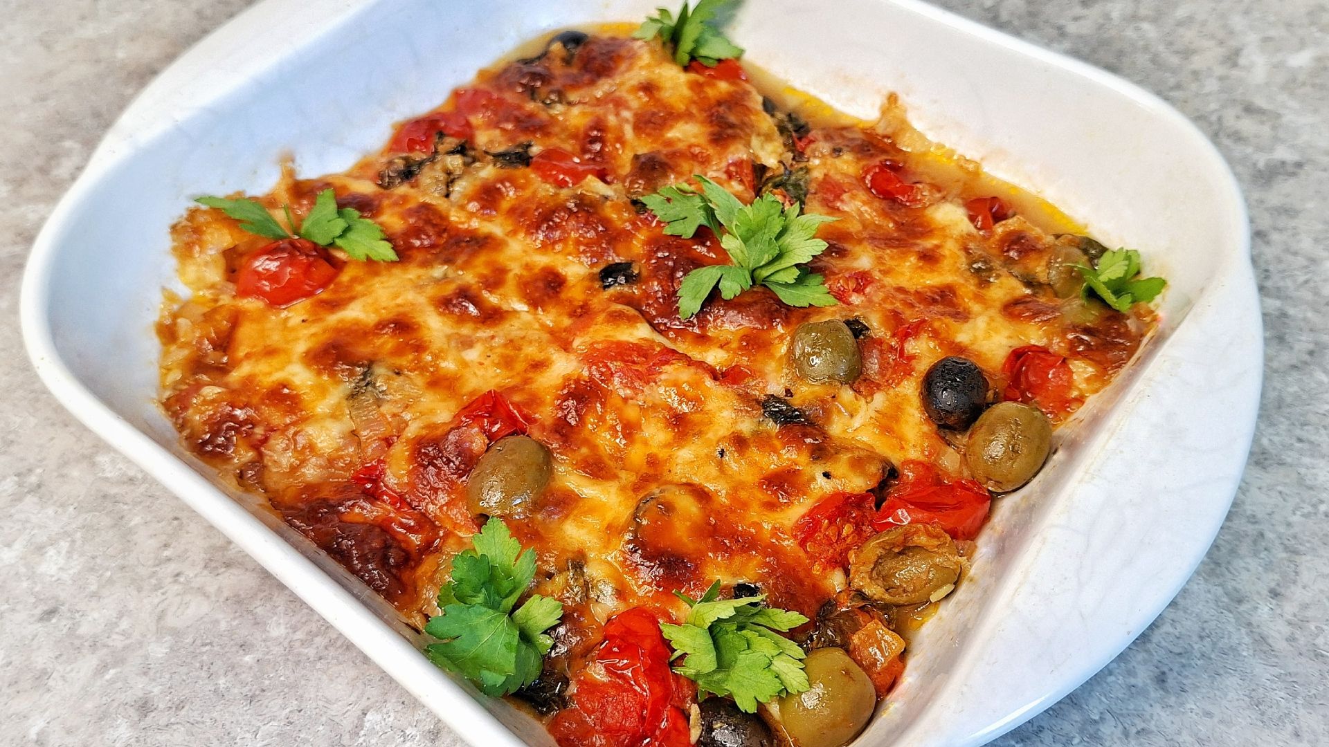 ЗАПЕЧЕННЫЙ СУДАК почти по-итальянски. Овощи, маслины и моцарелла.