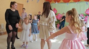 танец мам и девочек "Доченька моя пока мала"