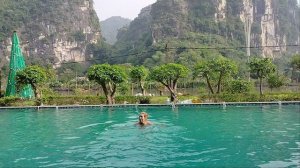 Плавание на фоне карстовых гор!