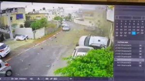 Суббоеприпас иранской ракеты подбросил припаркованную машину в израильском Кафр-Касеме.