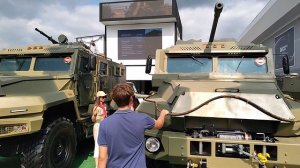 Красивые у нас в стране бронеавтомобили как на показ выстроились в ряд