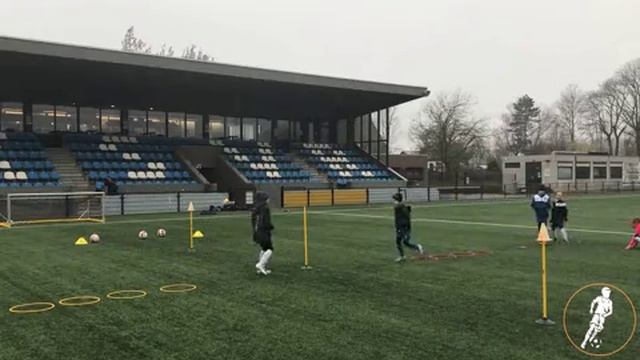 Футбольное упражнение на ловкость и координацию, скорость и быстроту реакции.