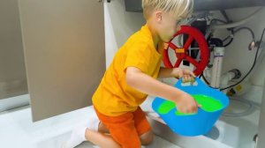 Дети играют с машинками и посещают шоу Monster Jam