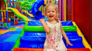 Весёлая песенка «Кошки-Мышки» 🎵 Анна Мария убегает от мамы в детском центре