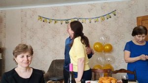 1001408536.mp4 Тётя Эльвира  поздравляет своего папу юбилеем.