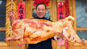 Большого барана жарим и тушим целиком, пока шкурка не станет хрустящей. Кухня Китая