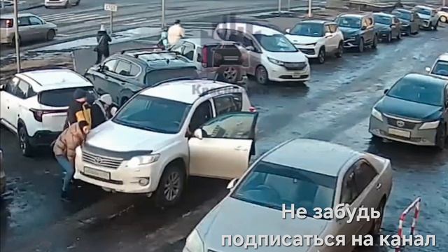 😱 Девочка поскользнулась и упала под машину в Красноярске смотреть онлайн