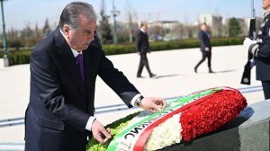 Эмомали Рахмон возложил венок к монументу «Независимость и гуманизм» в Ташкенте