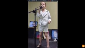 Девочка не по годам поёт песню ЦОЯ