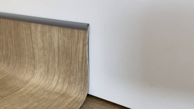 Коннелюрный плинтус из ПВХ под ковролин и линолеум 100х25 мм, цвет Серый RAL 7046