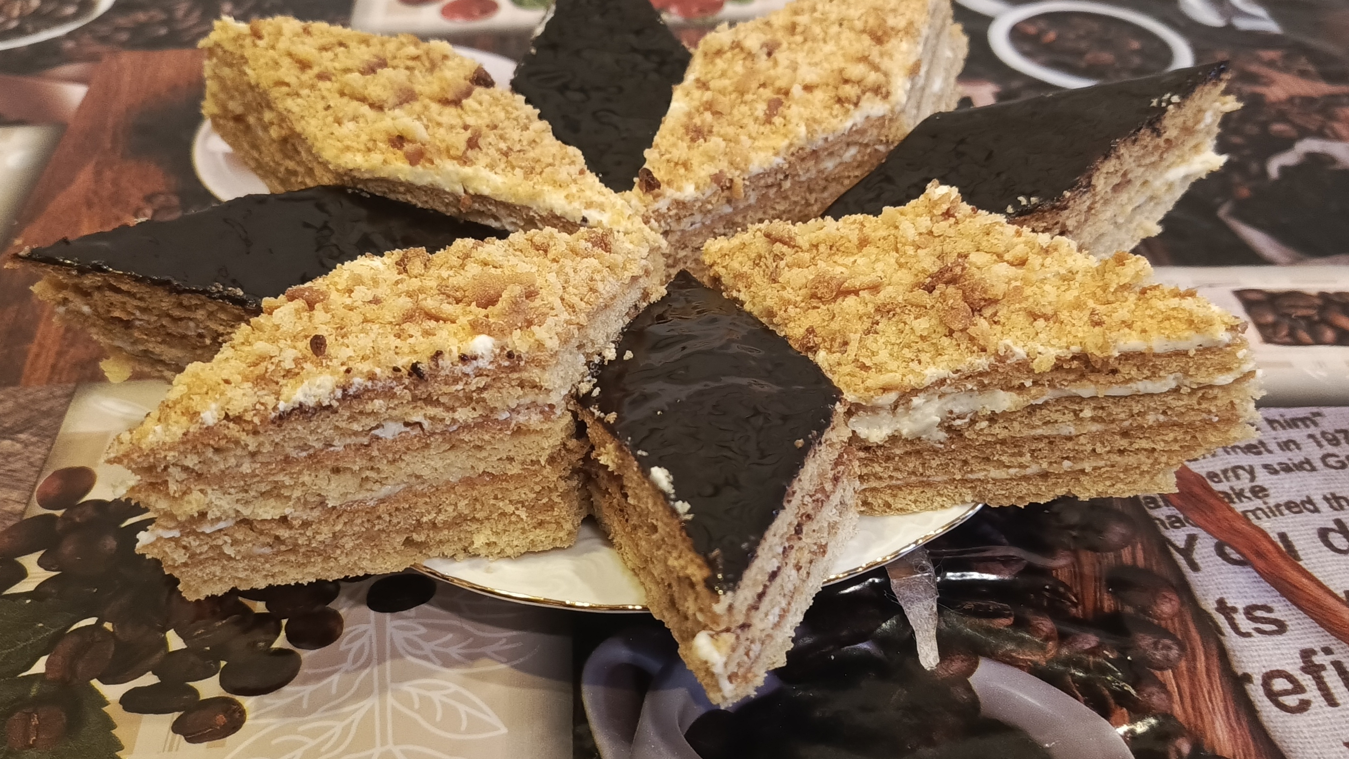 Домашний медовик — это восхитительный торт, который легко приготовить, а вкус его просто незабываем?