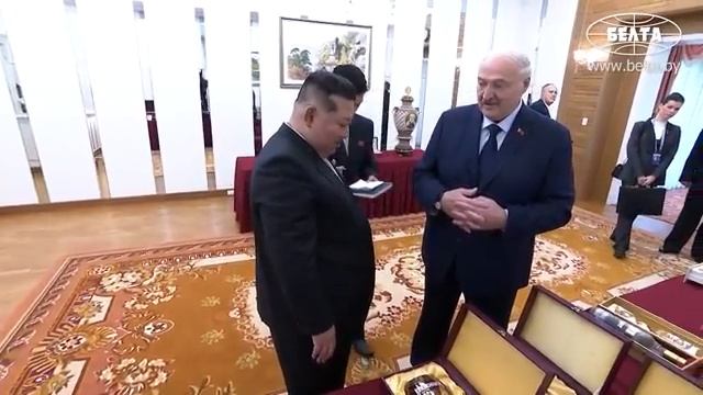 Лукашенко привёз Ким Чен Ыну Зубровку и АВТОМАТ Вот чем ответил лидер КНДР