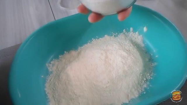 Нежный хек в сметанном соусе на сковороде