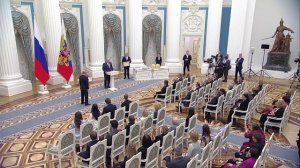 Президент РФ В.В. Путин вручает Анатолию Кислякову Премию Президнета