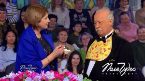 "Какой Ленечка замечательный мальчик!" Воспитательница надела на Якубовича слюнявчик и покормила ...