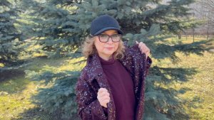 Пенсионерка модница 60+Куда Принарядилась в пальто с пайеткамиКак выглядеть стильно