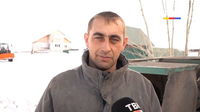 «И сам буксуешь, и водителей вытаскиваешь». В сёлах пытаются избавиться от снежной каши