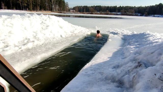 Солнце, лёд и прорубь