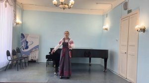 А катится, катится месяц по небу