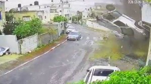 Момент удара иранской ракеты по автомобилю в израильском городе Кафр-Касем