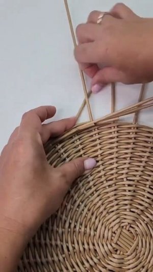 Процесс плетения из бумажной лозы